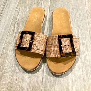Sandals with tortoise trim